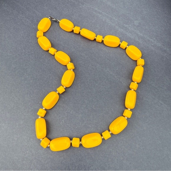 Vintage 1960s Mod Yellow Plastic Bead Necklace - Picture 5 of 10